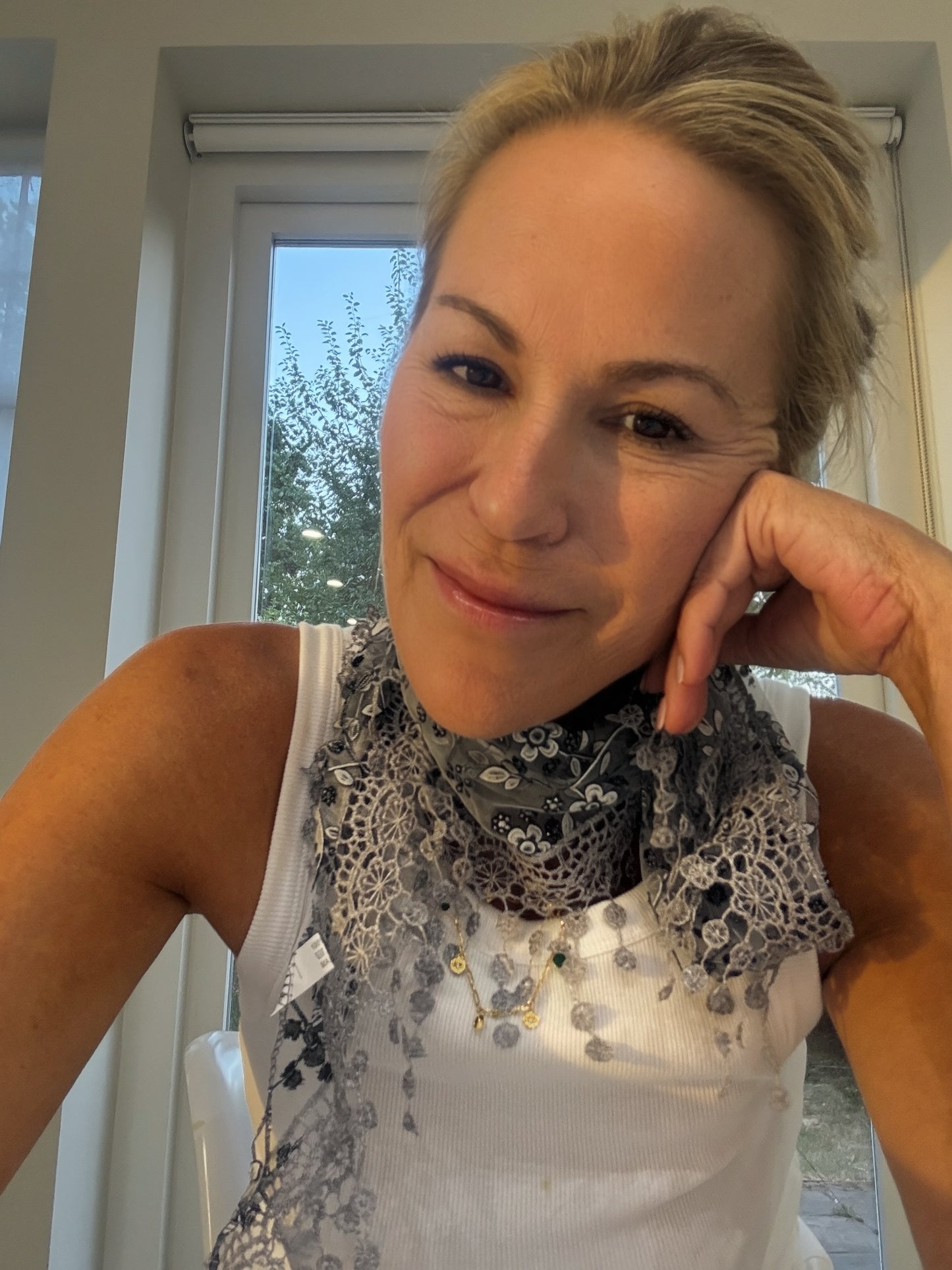 
                  
                    SILVER AND A LITTLE SPARKLE GREY DAISY SCARF
                  
                