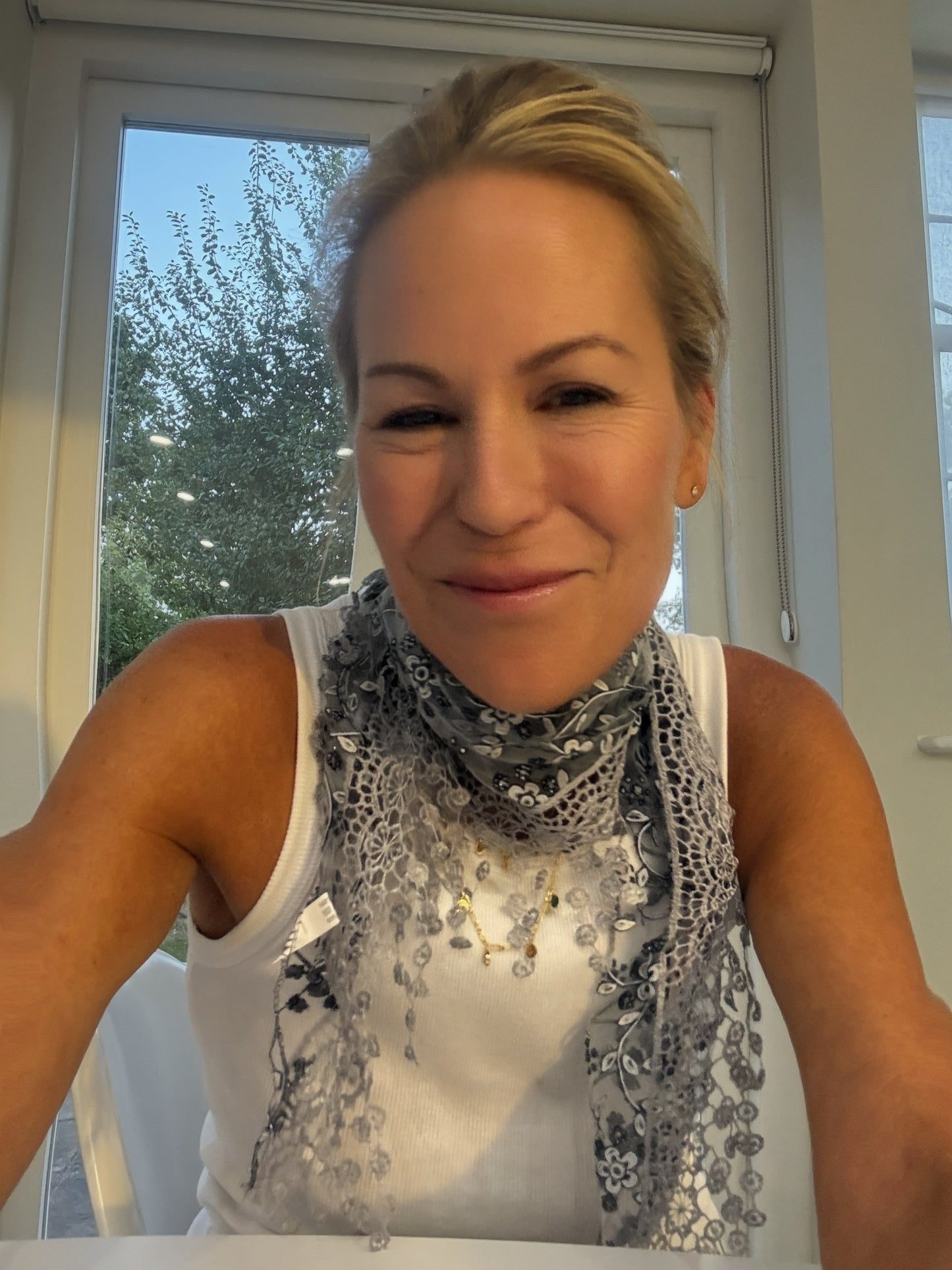 
                  
                    SILVER AND A LITTLE SPARKLE GREY DAISY SCARF
                  
                
